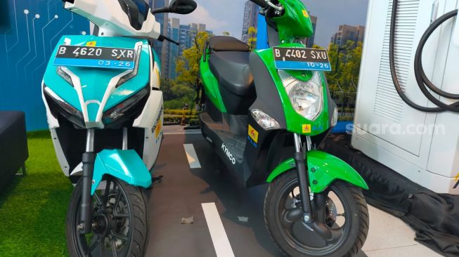 Contoh dua sepeda motor listrik, bisa diidentifikasikan lewat pelat nomor dengan dasar warna biru. Tampil di IIMS Hybrid 2022 [Suara.com/CNR ukirsari].