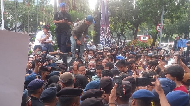 Digeruduk Jelang Lengser, Anies - Riza Temui Massa KOPAJA yang Berunjuk Rasa di Balai Kota