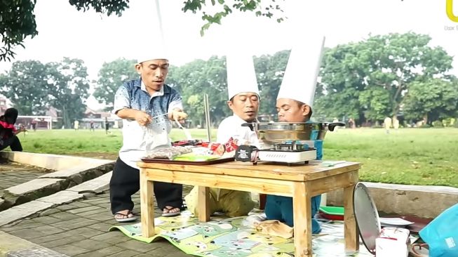 Momen Ucok Baba Jualan Sosis di Pinggir Jalan (YouTube/Ucok Baba Official)