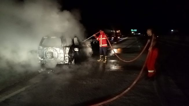 Mobil Terios Terbakar di Tol Kalianda, Diduga karena Korsleting Listrik