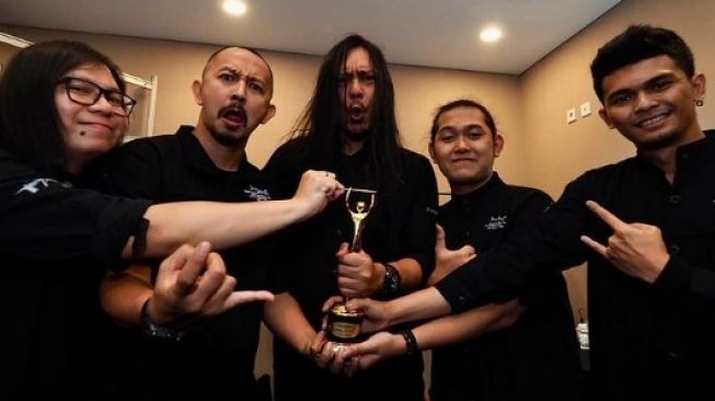 Deadsquad raih penghargaan AMI Awards 2022 [Instagram/stevi.item]