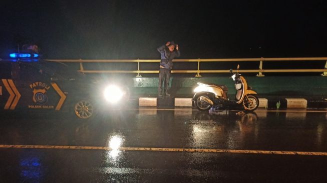 Satu unit sepeda motor ditemukan di atas Jembatan Srandakan, Kali Progo, Kapanewon Galur, Kulon Progo. (Dokumentasi: Polres Kulon Progo).