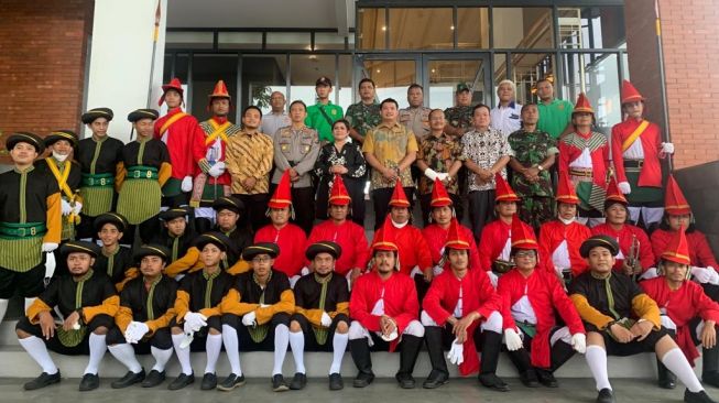 Foto bersama penyerahan Tanggung Jawab Sosial dan Lingkungan PT Patra Jasa (suarajogja/RafidahR)