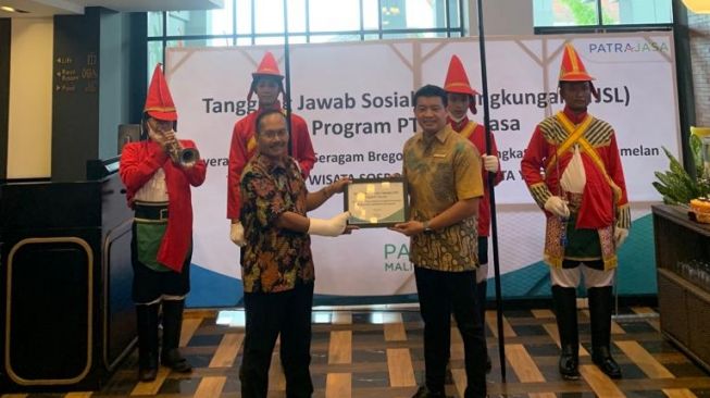 Penyerahan Tanggung Jawab Sosial dan Lingkungan PT Patra Jasa oleh GM Patra Malioboro Hotel, Roni pada Lurah Sosromenduran, Agus Joko Mulyono (suarajogja/RafidahR)