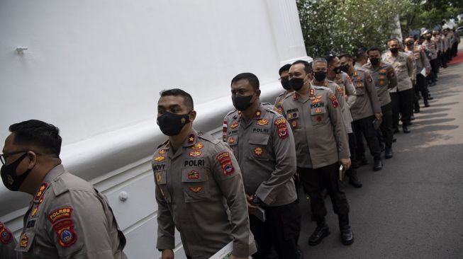 Sejumlah pejabat Kepolisian Negara Republik Indonesia (Polri) antre memasuki Istana Negara di Jakarta, Jumat (14/10/2022). [ANTARA FOTO/Sigid Kurniawan/rwa].