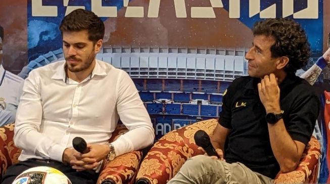 Delegasi LaLiga di Indonesia Rodrigo Gallego (kiri) dan pelatih tim Liga 1 Indonesia, Persib, Luis Milla berbincang mengenai laga "El Clasico" Real Madrid versus Barcelona dengan pewarta di Jakarta, Jumat (14/10/2022). (ANTARA/Michael Siahaan)