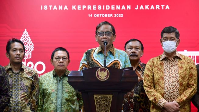 Menko Polhukam Mahfud MD bersama Tim Gabungan Independen Pencari Fakta (TGIPF) usai menyerahkan laporan hasil investigasi Tragedi Kanjuruhan kepada Presiden Joko Widodo atau Jokowi di Istana Negara, Jakarta, Jumat (14/10/2022). [Foto: Muchlis Jr - Biro Pers Sekretariat Presiden]