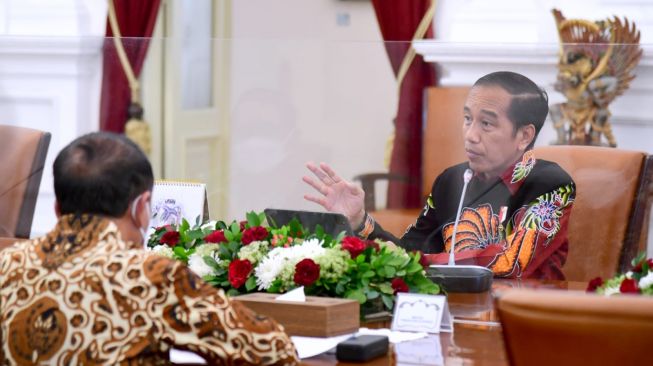 Tim Gabungan Independen Pencari Fakta (TGIPF) menyerahkan laporan hasil investigasi Tragedi Kanjuruhan kepada Presiden Joko Widodo atau Jokowi di Istana Negara, Jakarta, Jumat (14/10/2022). [Foto: Muchlis Jr - Biro Pers Sekretariat Presiden]