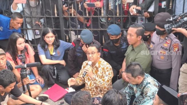 Anies Baswedan Dimaki Massa Kopaja di Depan Muka, Warganet Justru Respek