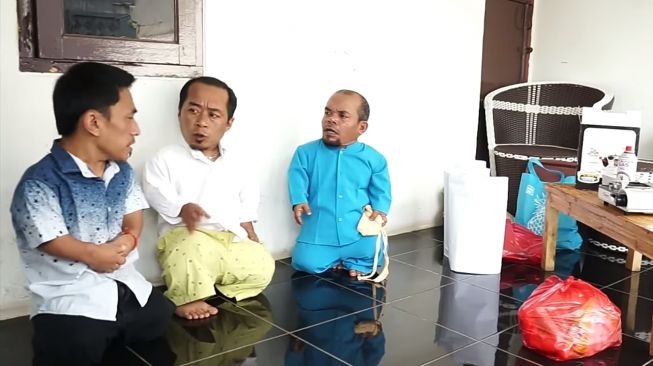 Momen Ucok Baba Jualan Sosis di Pinggir Jalan (YouTube/Ucok Baba Official)