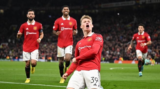 Gelandang Manchester United, Scott McTominay (tengah) melakukan selebrasi setelah mencetak gol menit akhir dalam matchday keempat Grup E Liga Eropa antara Manchester United vs Omonoia Nicosia, di stadion Old Trafford, di Manchester, barat laut Inggris, pada 13 Oktober 2022. Man Utd memenangkan pertandingan 1-0.Oli SCARFF / AFP.