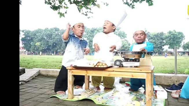 Momen Ucok Baba Jualan Sosis di Pinggir Jalan (YouTube/Ucok Baba Official)