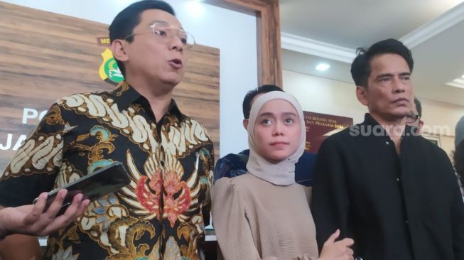 Lesti Kejora didampingi ayah dan pengacaranya saat berikan pernyataan soal pencabutan laporan terhadap Rizky Billar di Polres Jakarta Selatan, Jumat (14/10/2022) [Oke Atmaja]