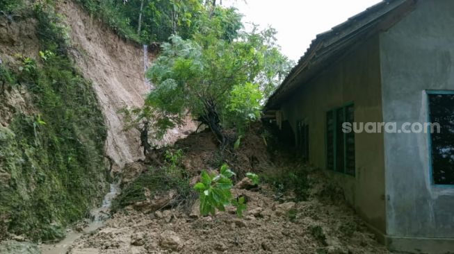 Rumah Warga Seloharjo Tertimpa Longsoran Akibat Gerakan Tanah