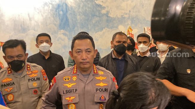 Kapolri Jenderal Listyo Sigit Prabowo saat konferensi pers di Bandara Soekarno-Hatta terkait pemulangan tersangka bandar judi online kelas kakap Apin BK, Jumat (14/10/2022) malam. [SuaraJakarta.id/Wivy Hikmatullah]