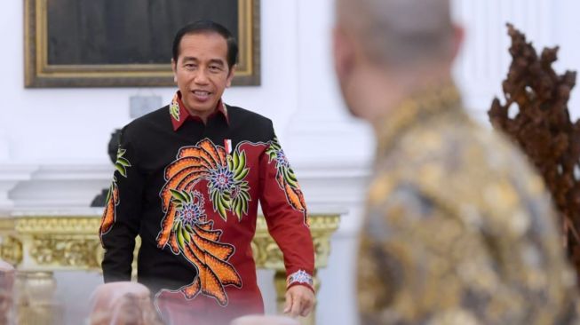 Tim Gabungan Independen Pencari Fakta (TGIPF) menyerahkan laporan hasil investigasi Tragedi Kanjuruhan kepada Presiden Joko Widodo atau Jokowi di Istana Negara, Jakarta, Jumat (14/10/2022). [Foto: Muchlis Jr - Biro Pers Sekretariat Presiden]