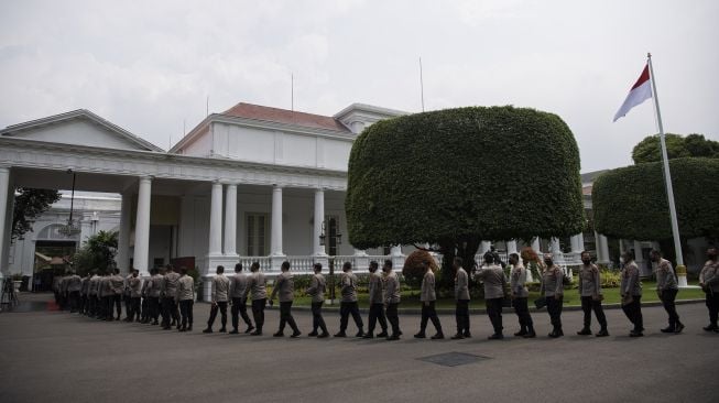 Sejumlah pejabat Kepolisian Negara Republik Indonesia (Polri) antre memasuki Istana Negara di Jakarta, Jumat (14/10/2022). [ANTARA FOTO/Sigid Kurniawan/rwa].