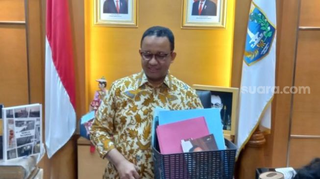 Gubernur DKI Jakarta Anies Baswedan mulai mengemasi barang-barang miliknya jelang berakhirnya masa jabatan di Balai Kota, Jumat (14/10/2022). [Suara.com/Yosea Arga Pramudita]