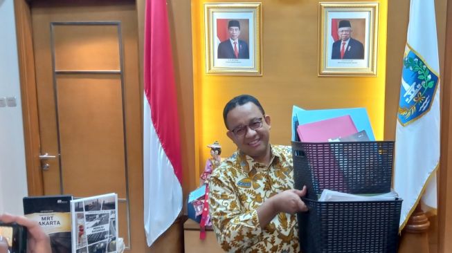 Di Hari Terakhir Menjabat, Anies Baswedan Pamer Buku Jan Pieterszoon Coen dan Catatan Rapat