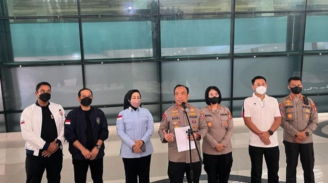 Kadiv Humas Polri Irjen Dedi Prasetyo dalam rilis kasus penangkapan tiga buronan judi online di Kamboja dalam konferensi pers di Bandara Soetta, Tangerang, Sabtu (15/10/2022). [Dok. Istimewa]