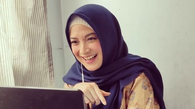 Artis yang Kini Kerja Kantoran (Instagram/@andharaearly)