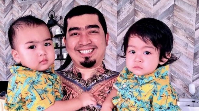 Artis Indonesia yang Punya Anak Kembar (Instagram/ustad_solmed)