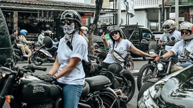 Potret Selvi Kitty naik motor gede (Instagram/@selvikitty)