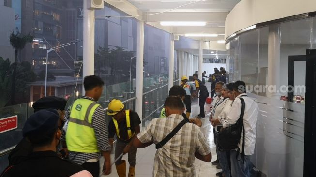 Halte TransJakarta Bundaran HI diterpa hujan deras, Sabtu (15/10/2022). [Suara.com/Yosea Arga Pramudita]