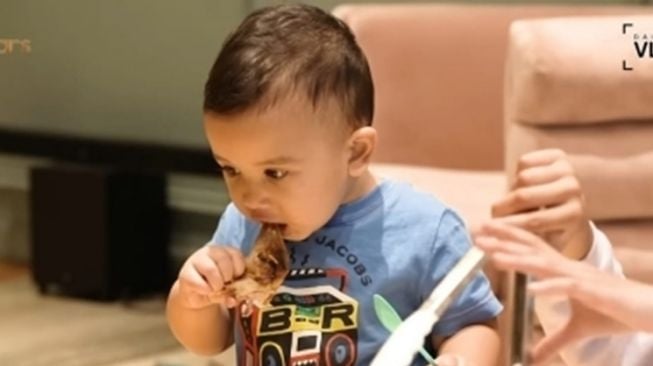 Potret anak artis belajar makan sendiri (YouTube/The Sungkars)