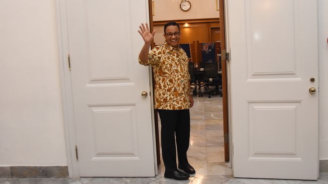 Gubernur DKI Jakarta Anies Baswedan melambaikan tangan usai merapikan ruang kerjanya di Balai Kota Jakarta, Jumat (14/10/2022). ANTARA FOTO/Indrianto Eko Suwarso