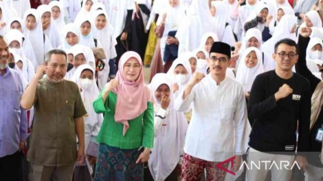 Ratusan Santri Bekasi Lanjutkan Pendidikan ke Pesantren Gontor, Begini Pesan Pj Bupati