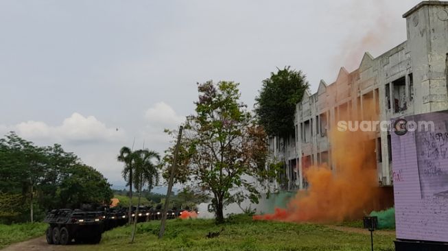 Peserta latihan bersama (Latma) Safkar Indopura ke-34/2022 saat ingin invasi kelompok musuh di sebuah gedung kosong. (Suara.com / Danan Arya)