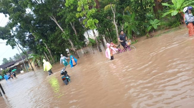 Hujan Deras, Banjir Rendam Permukiman Warga Pesanggrahan Banyuwangi