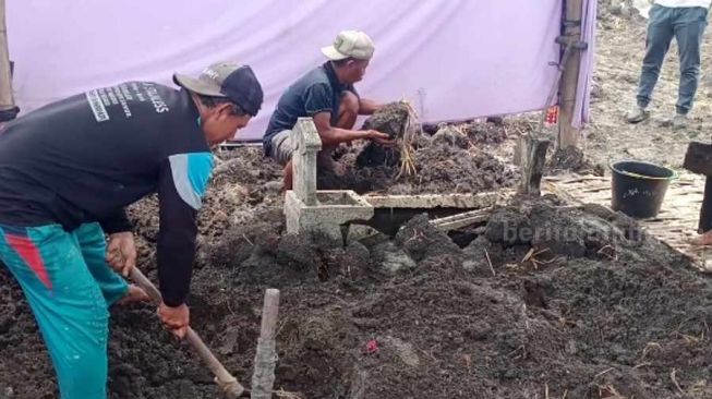 Makam Yasin Dibongkar, Diduga Kematiannya Tak Wajar Dikaitkan dengan Persaingan Pilkades di Lamongan