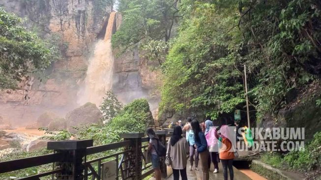 Tak Lagi Eksotis, Warna Air Curug Cimarinjung Sukabumi Jadi Keruh dan Bau