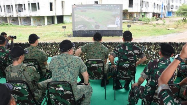 KSAD Jenderal TNI Dr. Dudung Abdurachman dan Mayor Jenderal David Neo Chin Wee dari SAF serius awasi simulasi pertempuran di penutupan penutupan Latma Safkar Indopura ke-34/2022, Sabtu (15/10/2022) (Pendam Jaya)