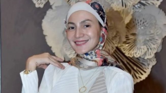 Rumahnya Tak Jadi Digusur, Wanda Hamidah Perlihatkan Sepatunya yang Rusak Parah Gegara Lawan Satpol PP