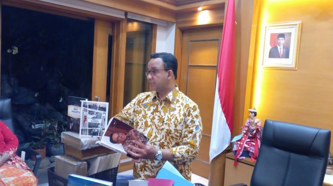 Gubernur DKI Jakarta, Anies Baswedan membereskan ruang kerjanya di Balai Kota Jakarta, Jumat (14/10/2022) jelang berakhirnya masa jabatan pada 16 Oktober 2022.[Suara.com/Yosea Arya Pramudita]