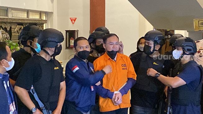 Tampang bandar judi online Apin BK yang ditangkap di Malaysia dalam rilis kasus di Bandara Soekarno-Hatta, Tangerang, Jumat (14/10/2022) malam. [SuaraJakarta.id/Wivy Hikmatullah]
