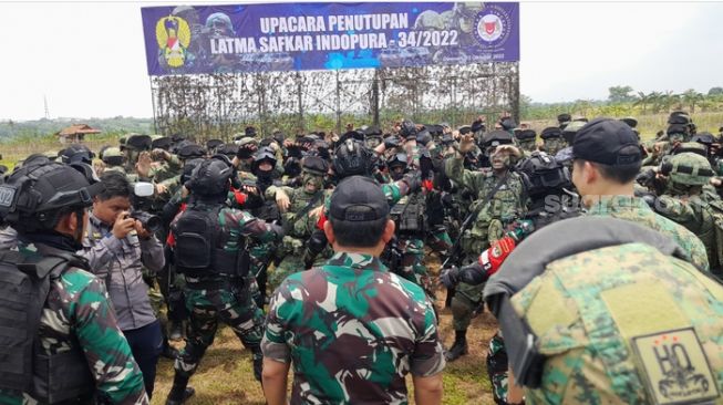 Kepala Staf TNI Angkatan Darat (KSAD) Dudung Abduracham (tengah) setelah acara penutupan latihan bersama (Latma) Safkar Indopura yang ke-34/2022.(Suara.com / Danan Arya)