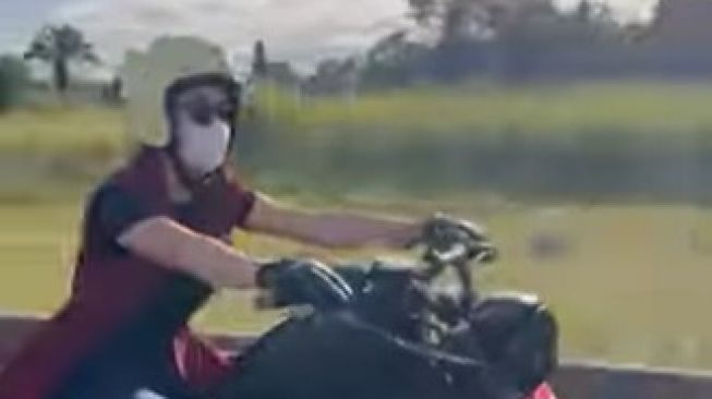 Potret Selvi Kitty naik motor gede (Instagram/@selvikitty)