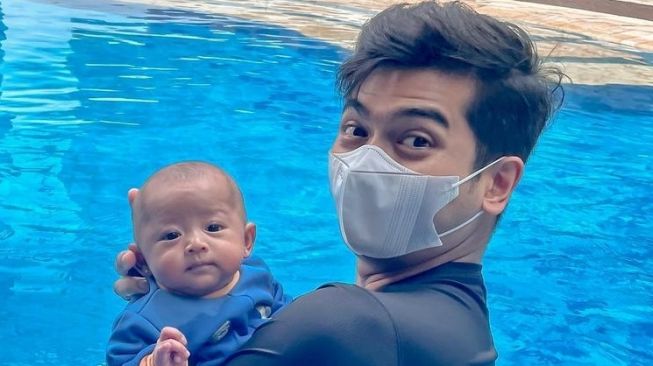 Potret Teuku Ryan Momong Anak (Instagram/@riaricis1795)