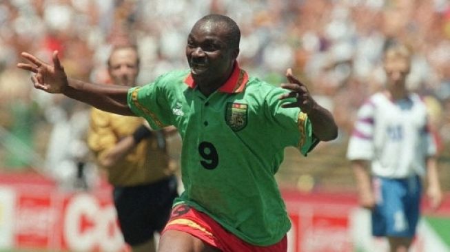 Penyerang Kamerun Roger Milla merayakan setelah mencetak gol melawan Rusia pada 28 Juni 1994 di stadion Stanford di San Francisco selama pertandingan Piala Dunia.  AFP/ANTONIO SCORZA