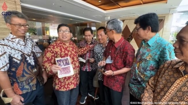 Teman-teman Presiden Joko Widodo (Jokowi) menunjukkan foto mereka semasa kuliah, termasuk saat wisuda tahun 1985, serta sosok yang menjadi fotografer saat itu. (YouTube/Sekretariat Presiden)