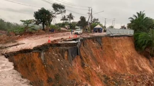 Lumpuh Total, Jalan Nasional KM 171 Penghubung Kalsel-Kaltim Kembali Longsor