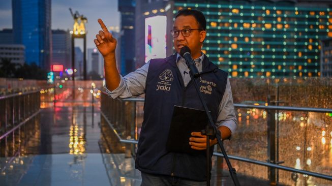 Gubernur DKI Jakarta Anies Baswedan meresmikan Halte TransJakarta Bundaran HI di Jakarta, Sabtu (15/10/2022). [ANTARA FOTO/Galih Pradipta/rwa]
