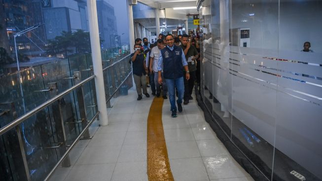 Gubernur DKI Jakarta Anies Baswedan tiba di Halte TransJakarta Bundaran HI saat peresmian halte di Jakarta, Sabtu (15/10/2022). [ANTARA FOTO/Galih Pradipta/rwa]