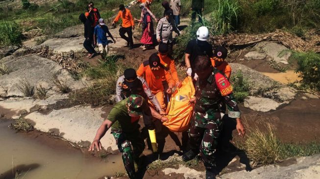 Tim SAR gabungan membawa kantong jenazah korban tanah longsor di Desa Loka, Kabupaten Jeneponto, Sulawesi Selatan, Sabtu (15/10/2022). [ANTARA FOTO/BASARNAS/ABHE/rwa]