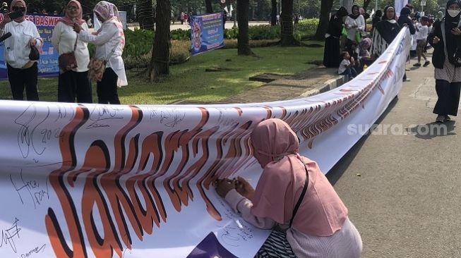 Spanduk 80 Meter Membentang Di Silang Monas, Warga Ramai-ramai Tanda Tangan Terima Kasih Ke Anies