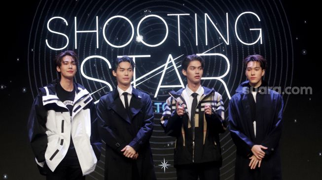 Para pemain film F4 Thailand dari kiri ke kanan Jirawat Sutivanichsak (Dew), Metawin Opas-iamkajorn (Win), Vachirawit Chivaaree (Bright), Hirunkit Changkham (Nani) saat memberikan keterangan pers di Jakarta, Sabtu (15/10). [Suara.com/Oke Atmaja]